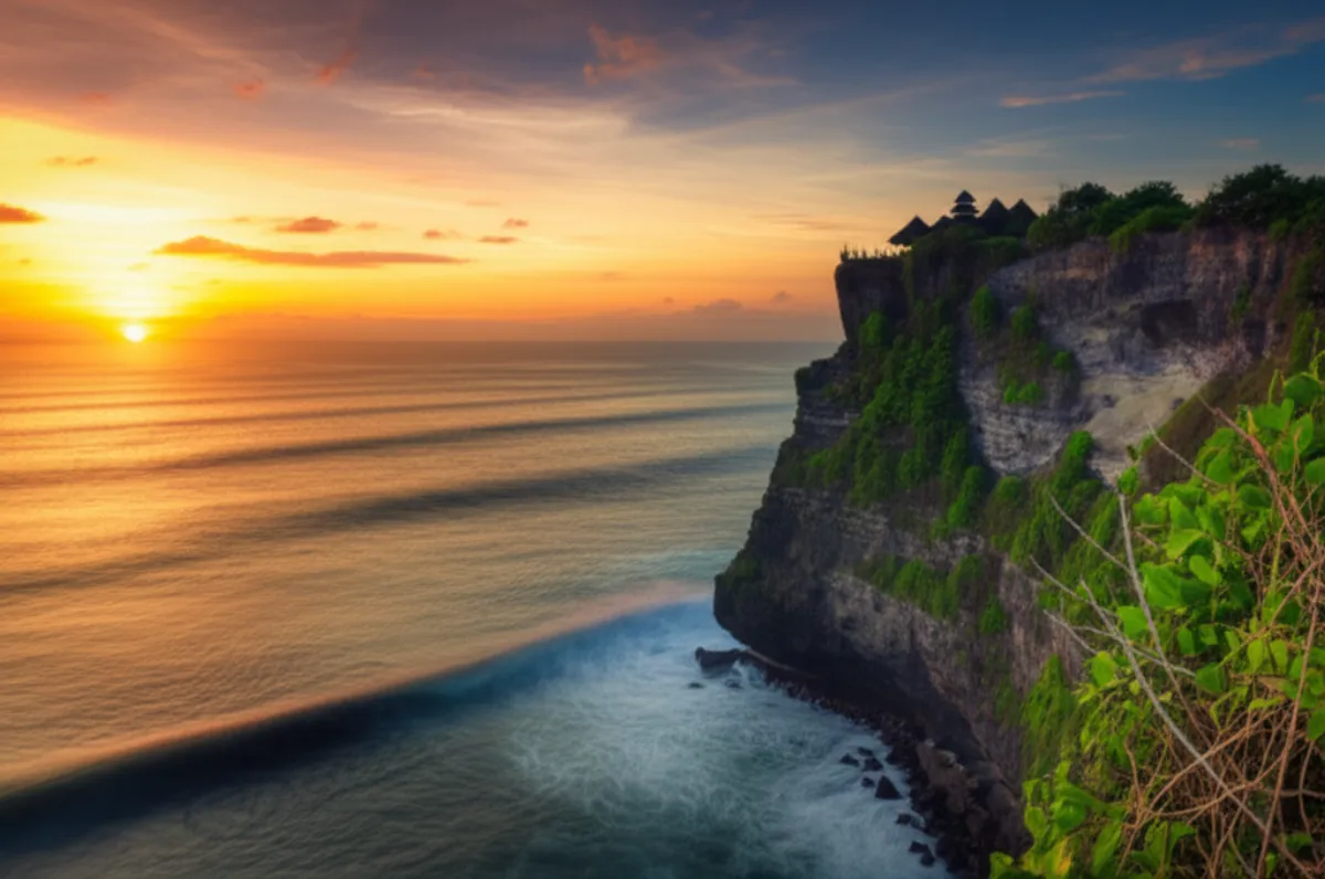 Бали — храм Улувату на краю скалы