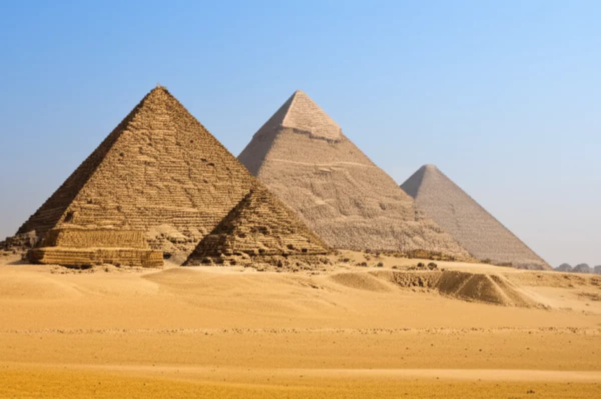Пирамиды Гизы в золотых лучах заката