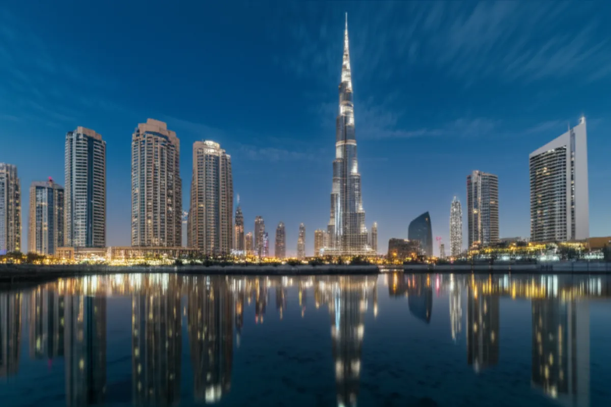 Дубай — панорама небоскрёбов в сумерках